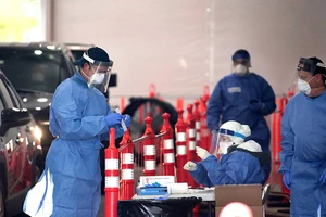 Giữa bầu cử, COVID-19 Mỹ bùng phát trở lại