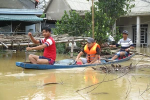 Khẩn trương hỗ trợ miền Trung khắc phục hậu quả bão, lũ