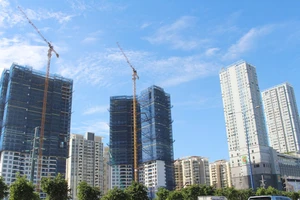 Giá nhà đất, căn hộ vẫn nhích bất chấp ít người mua