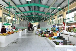 Hơn 9 giờ sáng, chợ An Bình vẫn vắng khách. Nhiều tiểu thương lo không bán được hàng. Ảnh: TRÚC PHƯƠNG