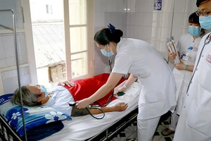 Một bệnh nhân mắc bệnh Whitmore đang được điều trị tại BV Trung ương Huế. Ảnh: NGUYỄN DO