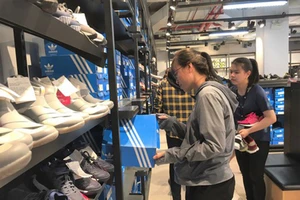 Sức mua trên thị trường có xu hướng hồi phục khá nhanh trong thời gian gần đây nhờ các doanh nghiệp đẩy mạnh khuyến mãi, kích cầu. Ảnh: TU