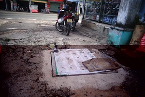 Đã gắn nắp hố ga mới