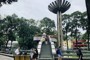 Hồ Con Rùa lâu nay trở thành điểm vui chơi của người dân và được biết đến như một biểu tượng của khu vực trung tâm TP. Ảnh: VIỆT HOA