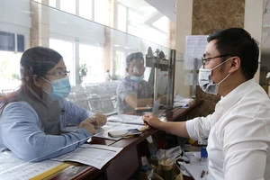 Quy định thuế TNDN tại Nghị định 126 là không phù hợp thực tế. Trong ảnh: Doanh nghiệp làm thủ tục thuế tại Cục Thuế TP.HCM. Ảnh: HOÀNG GIANG