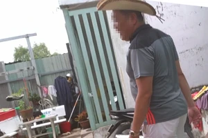 Ở xã Nhơn Đức (huyện Nhà Bè), những người xây nhà trái phép dùng tôn che kín bên ngoài để các công nhân xây nhà bên trong. Ảnh: TỰ SANG