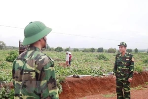 Lực lượng Biên phòng Cửa khẩu Chàng Riệc (huyện Tân Biên, tỉnh Tây Ninh) tuần tra, kiểm soát ở khu vực biên giới. (Ảnh: Thanh Tân/TTXVN)