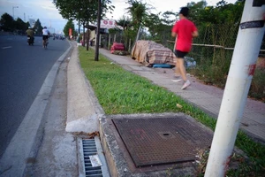 Sau khi báo phản ánh, các vỉ sắt đã được gắn mới