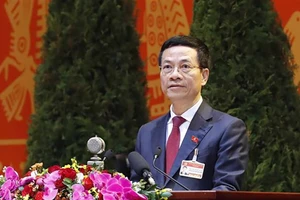 Ủy viên Trung ương Đảng, Bí thư Ban cán sự đảng, Bộ trưởng Bộ TT&TT Nguyễn Mạnh Hùng trình bày tham luận sáng 28-1. Ảnh: TTXVN