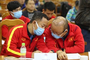 Thầy trò ông Park đá sân khách, lợi hay hại?