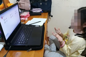 Phụ huynh đổ mồ hôi canh con lớp 1 học qua mạng