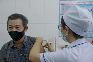 Tiêm thử nghiệm giai đoạn 2 vaccine Nanocovax