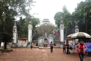 Cởi đồ ở di tích: Kiến nghị sửa luật để xử lý