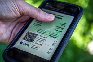 'Hộ chiếu vaccine': Hàng không ủng hộ, WHO cảnh báo