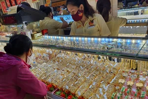 “Chán” vàng, bà nội trợ rủ nhau chơi chứng khoán