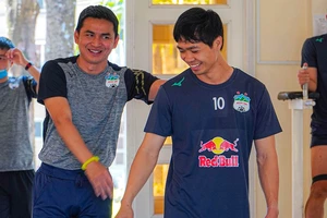 Kiatisak đưa đội bóng phố núi lên đỉnh