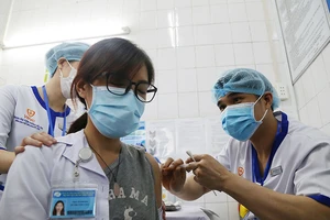 Đua tranh khốc liệt tìm kiếm nguồn vaccine ngừa COVID-19