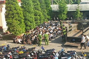 Nhóm đua xe trái phép ở Tiền Giang bị lực lượng chức năng đưa về trụ sở làm việc. Ảnh: Công an cung cấp