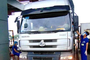 Đội mưa nắng chặn COVID-19 ngay cửa ngõ TP.HCM