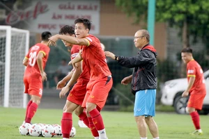 Đội tuyển Việt Nam chân cứng đá mềm