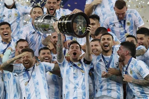 Cười với Messi và khóc cho Copa America