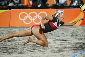 Olympic vừa đấu vừa run vì COVID-19