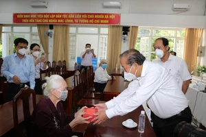 Phó Thủ tướng Trương Hòa Bình thăm, tặng quà người có công ở TP.HCM
