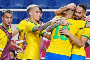 Đương kim vô địch Brazil hú hồn vào chung kết