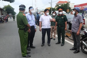 Hàng ngàn người ở TP.HCM về quê bị chặn tại các chốt