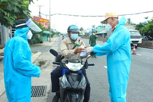 TP.HCM: Ngày đầu siết giãn cách, số phương tiện ra đường giảm 85%