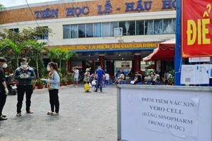 Cán bộ phường tất bật phủ vaccine cho dân