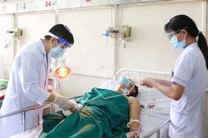 Kíp mổ mất 6 giờ để nối bàn tay đứt lìa của nạn nhân bị chém ở Bình Dương 