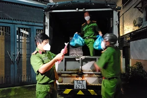 Công an phường xuyên đêm đem thực phẩm đến các khu trọ