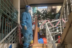 Anh cảnh sát khu vực ở quận 1 tận tình chăm sóc F0