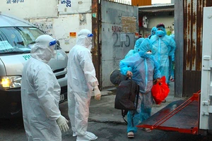 Chủ tịch phường và tình nguyện viên luôn nhận chở F0