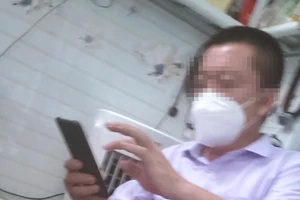 Nhân viên y tế ở Bình Dương rao bán thuốc điều trị COVID-19