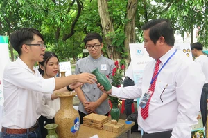 Thu phí cao mất người học, thu thấp khó giữ nhân tài