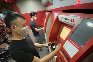 Đổi sang thẻ ATM gắn chip để chống mất cắp dữ liệu