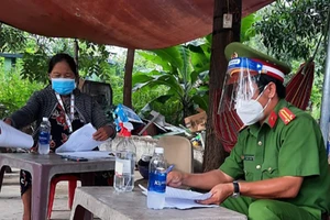 Anh cảnh sát xóa điểm đen vùng giáp ranh