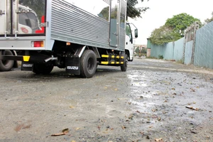 Xe tải gây tiếng ồn, bụi ảnh hưởng đến người dân