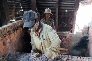 Vui buồn nghề nặn tượng ông Công, ông Táo mùa tết