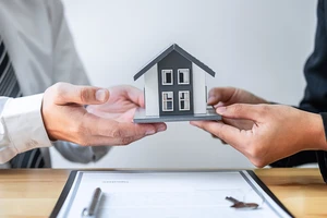 Phạt hàng trăm triệu đồng môi giới bất động sản vi phạm