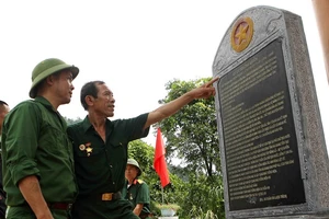 Dâng hương lên các anh hùng liệt sĩ tại Vị Xuyên và di tích Pò​Hèn