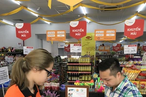 Phí tin nhắn ngân hàng tăng sốc, khách hàng kêu trời