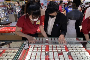 Trả lại giá thị trường cho vàng SJC