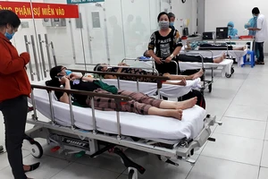 Lo lắng thiếu hụt nhân viên y tế do nhiễm COVID-19