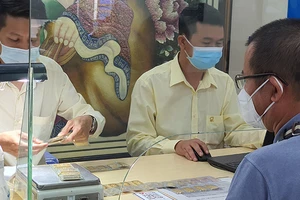 Giá vàng trong nước quá đắt, người mua thiệt