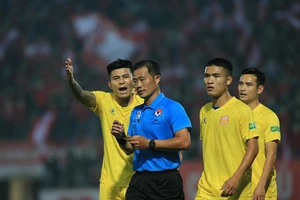 Vì sao lại có trò hề cả làng cùng “check VAR”?