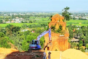 Trùng tu gây xâm hại tháp cổ gần 1.000 năm tuổi