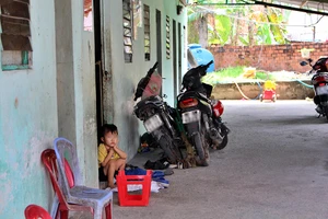 Giá cả tăng, cách nào để người lao động bớt đuối?